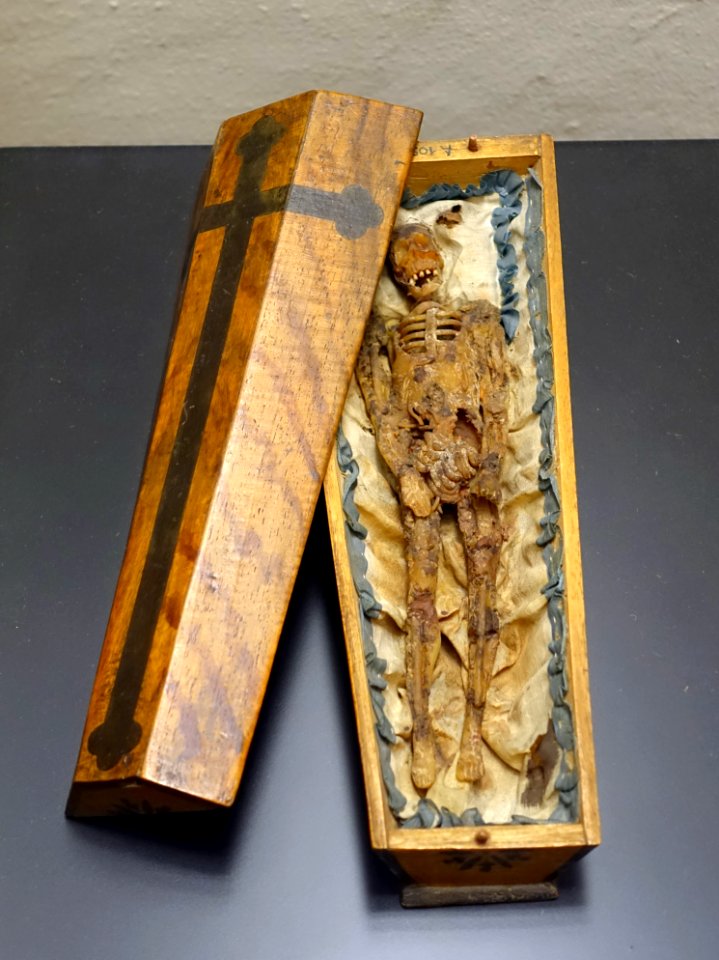 Momento mori in the form of a small coffin, probably Southern Germany, 1700s, wax figure on silk in a wooden coffin - Museum Schnütgen - Cologne, Germany - DSC09943