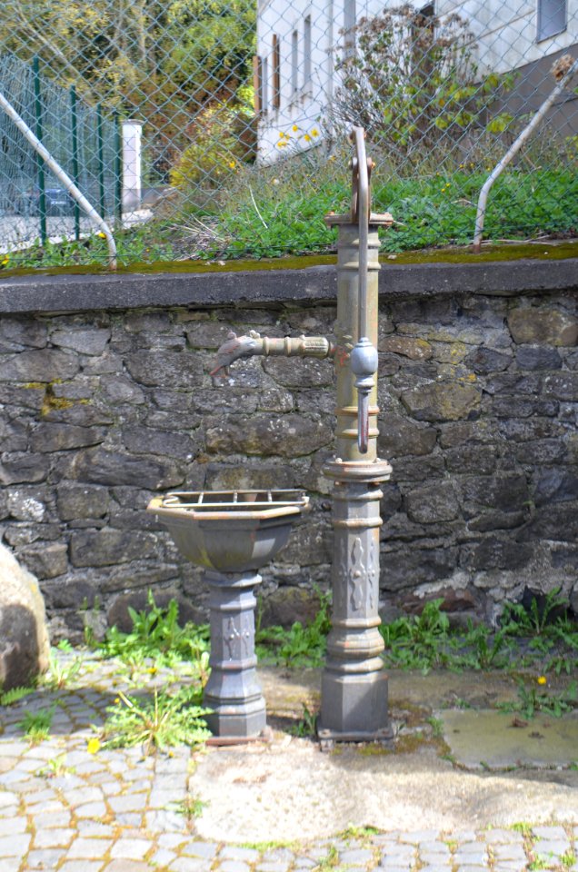 Molsberg, Schlossstraße, Brunnen
