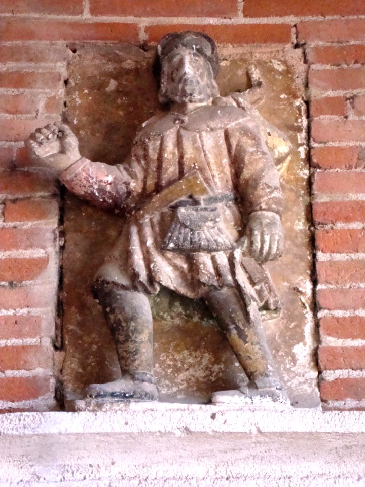 Monferran-Savès (Gers, Fr) Statue pèlerin au-dessus entrée église