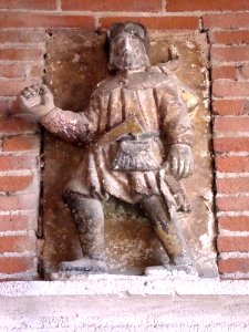Monferran-Savès (Gers, Fr) Statue pèlerin au-dessus entrée église