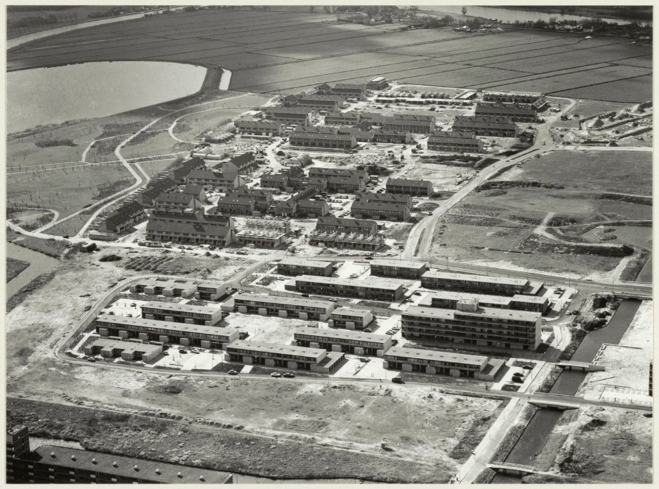Molenwijk in aanbouw met links de Molenplas. NL-HlmNHA 54012266