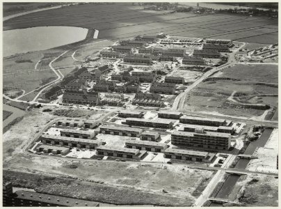 Molenwijk in aanbouw met links de Molenplas. NL-HlmNHA 54012266