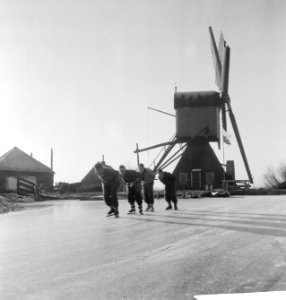 Molentocht (op de schaats) 1961 De rijders bij Leiden, Bestanddeelnr 913-3529