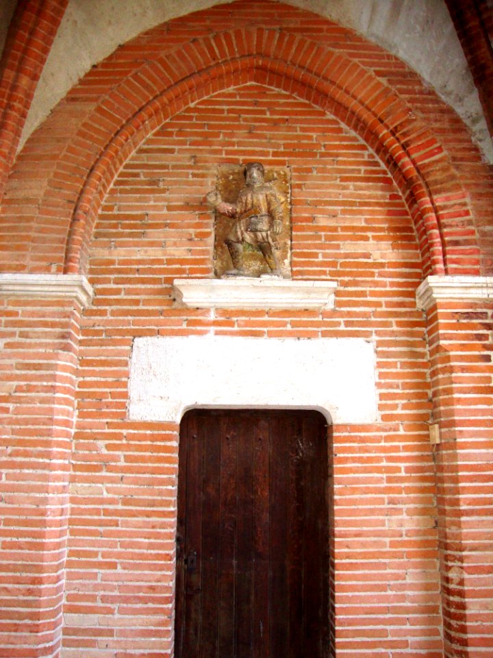 Monferran-Savès (Gers, Fr) église entrée avec statue pèlerin