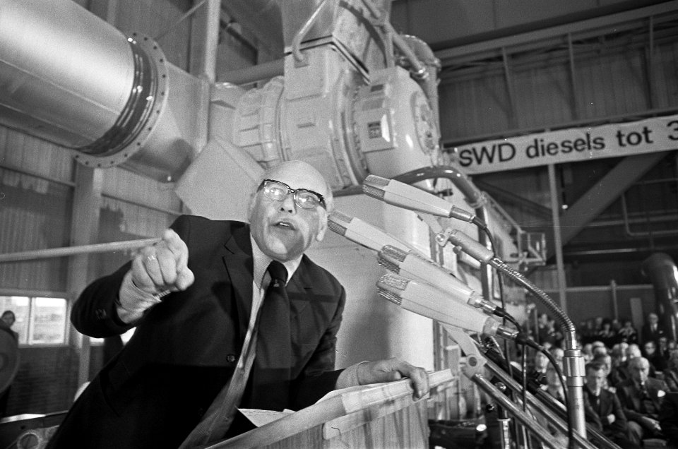 Montagehal bij Stork Werkspoor Diesel in gebruik gesteld door Den Uyl in Amsterd, Bestanddeelnr 927-6929