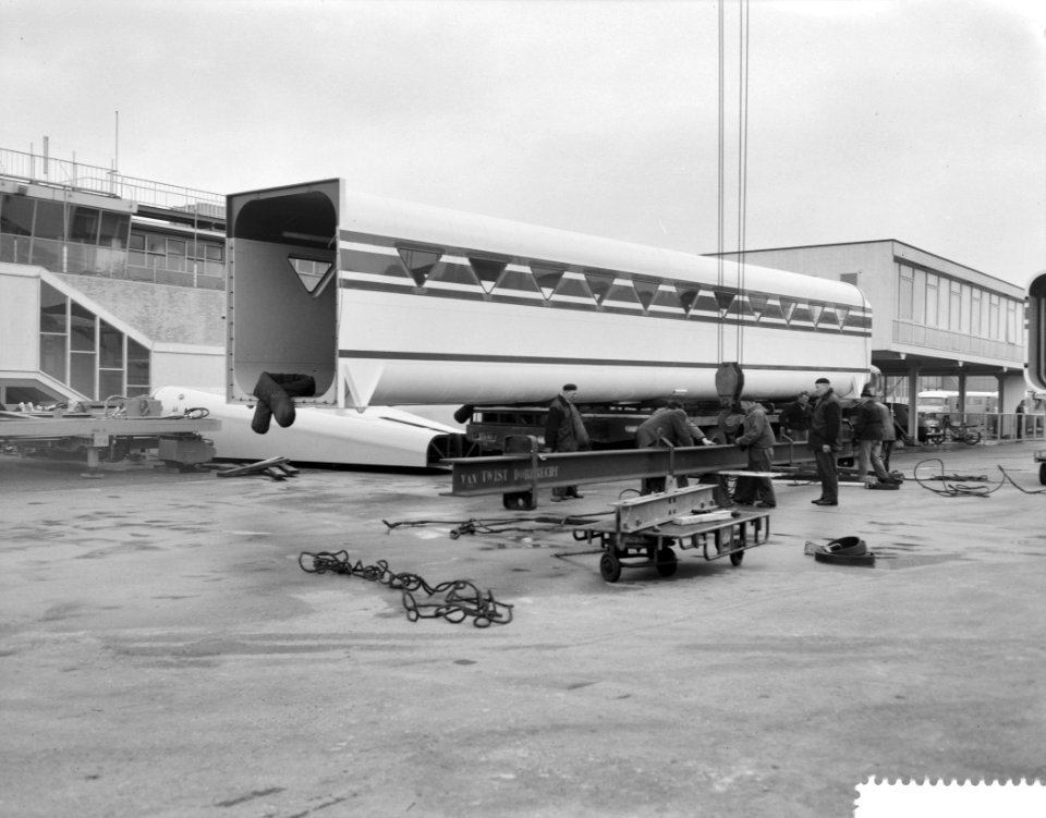 Monteren van een overdekte loopbrug op Schiphol, Bestanddeelnr 912-2937