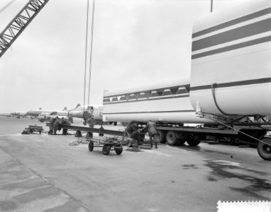 Monteren van een overdekte loopbrug op Schiphol, Bestanddeelnr 912-2938