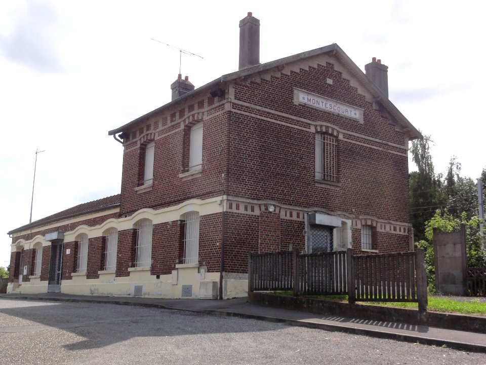 Montescourt-Lizerolles (Aisne) gare de Montescourt (ancien bâtiment)