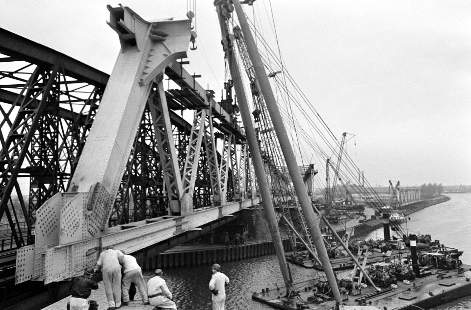 Montage van spoorbrug over Amsterdam-Rijnkanaal te Utrecht werkzaamheden, Bestanddeelnr 918-7292