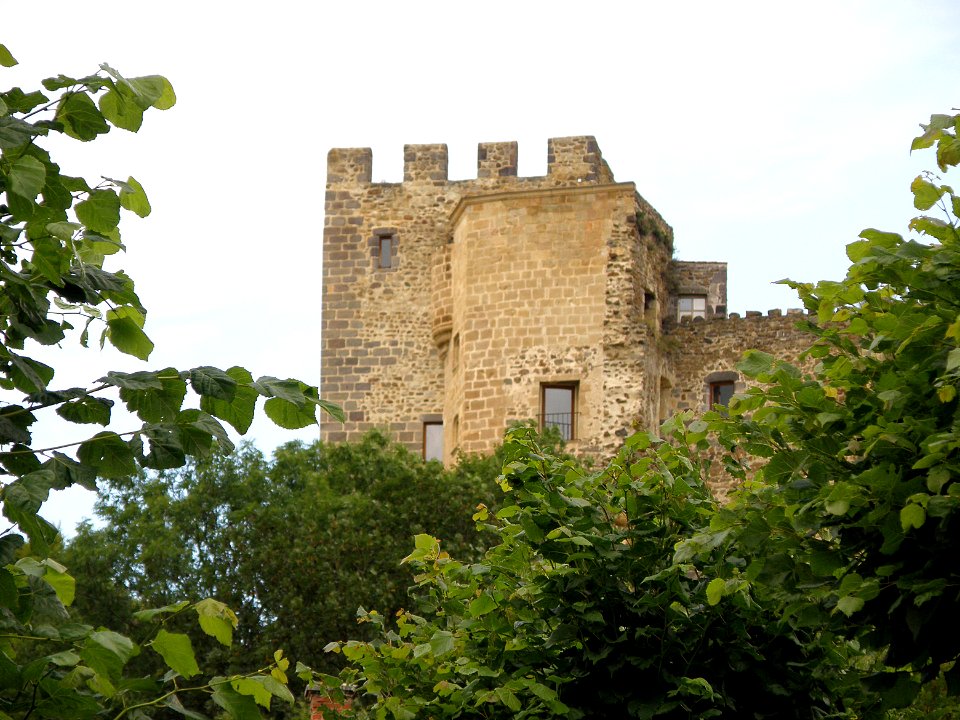 Montaigut-le-Blanc Château2