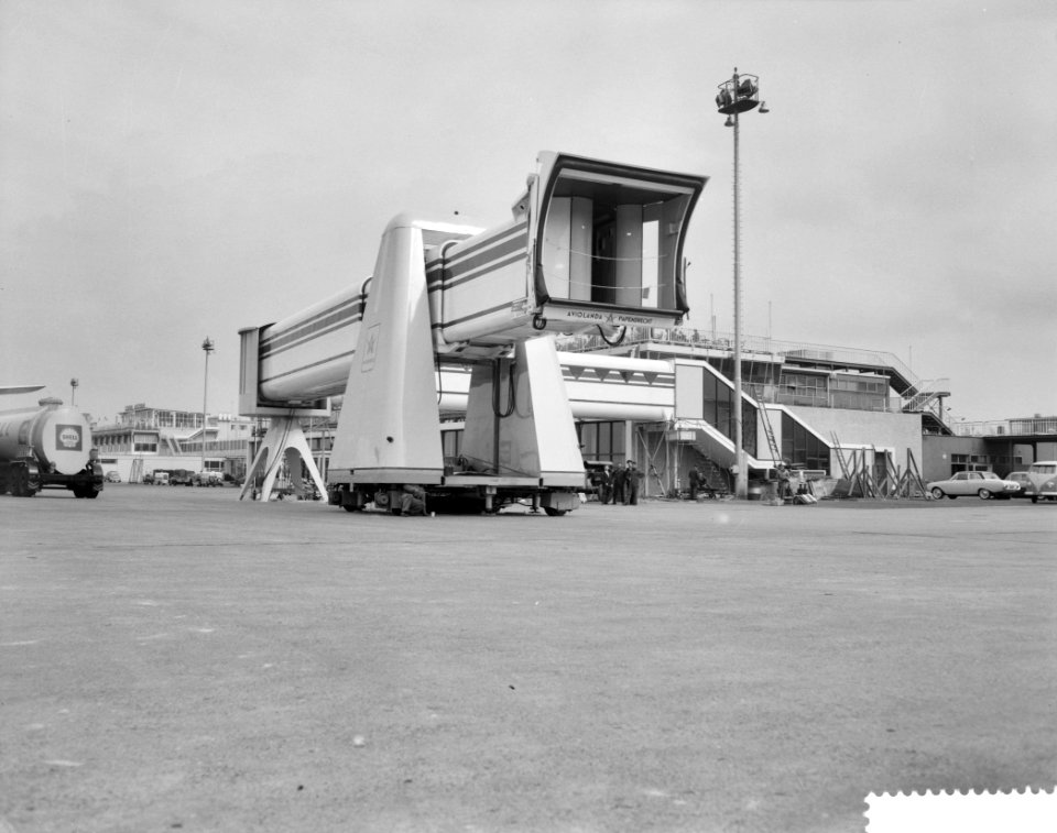 Montage Avio-bridge voor passagiers op Schiphol, Bestanddeelnr 912-3436