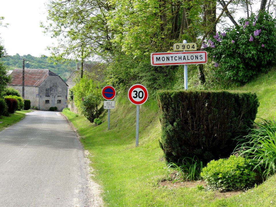 Montchâlons (Aisne) city limit sign