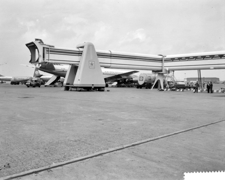 Montage Avio-bridge voor passagiers op Schiphol, Bestanddeelnr 912-3437