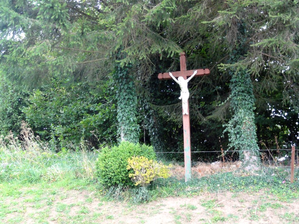Montcornet (Ardennes) Croix de chemin