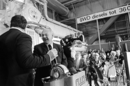 Montagehal bij Stork Werkspoor Diesel in gebruik gesteld door Den Uyl in Amsterd, Bestanddeelnr 927-6937