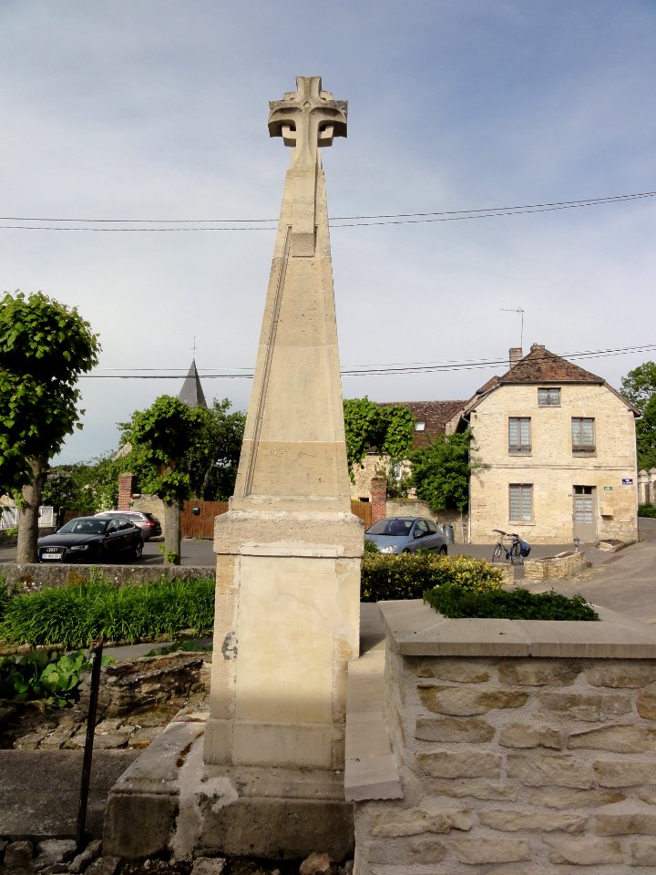 Montchâlons (Aisne) stèle avec croix