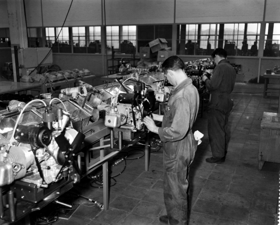 Montages van de DAF personenauto in Eindhoven hoefvormige puntlaslijn, waarop de, Bestanddeelnr 910-1758