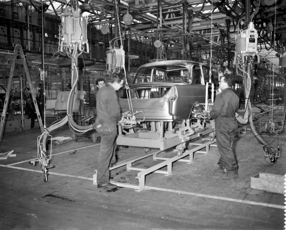 Montages van de DAF personenauto in Eindhoven hoefvormige puntlaslijn, waarop de, Bestanddeelnr 910-1757