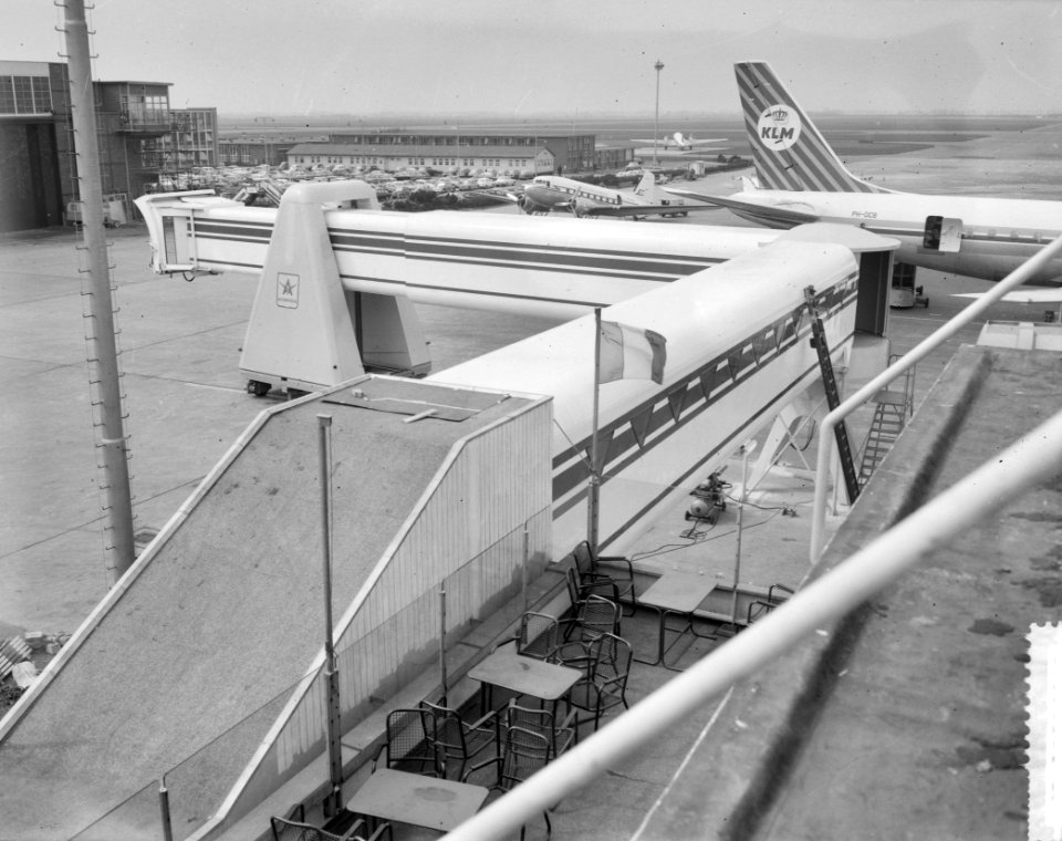 Montage Avio-bridge voor passagiers op Schiphol, Bestanddeelnr 912-3440