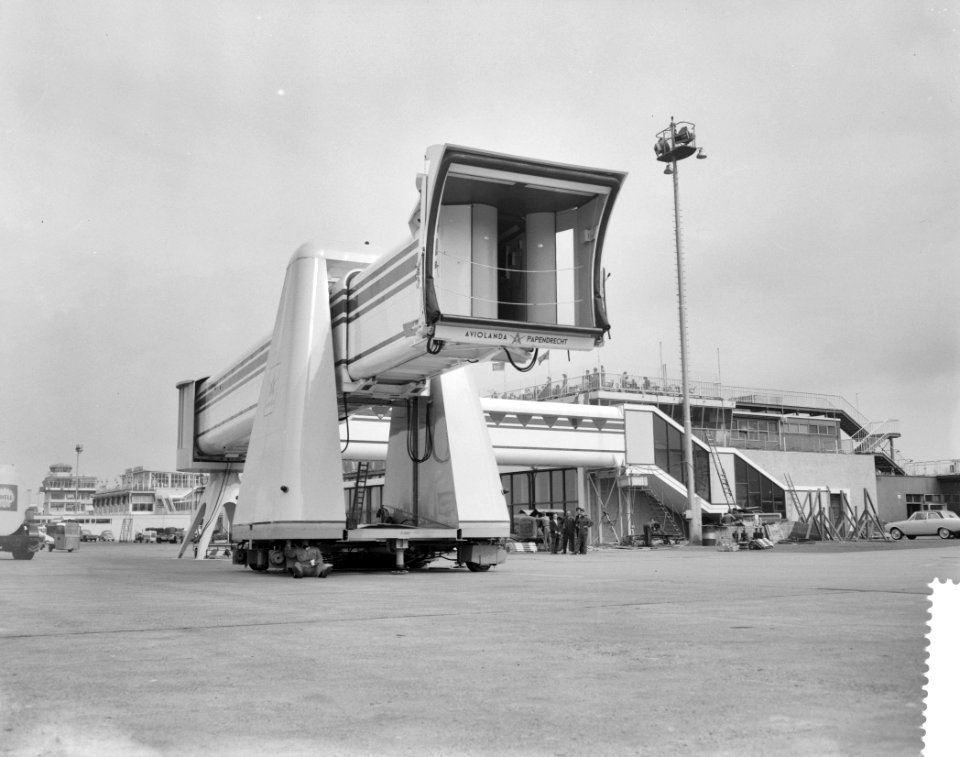 Montage Avio-bridge voor passagiers op Schiphol, Bestanddeelnr 912-3439