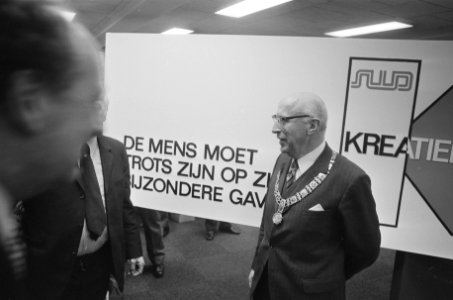 Montagehal bij Stork Werkspoor Diesel in gebruik gesteld door Den Uyl in Amsterd, Bestanddeelnr 927-6934