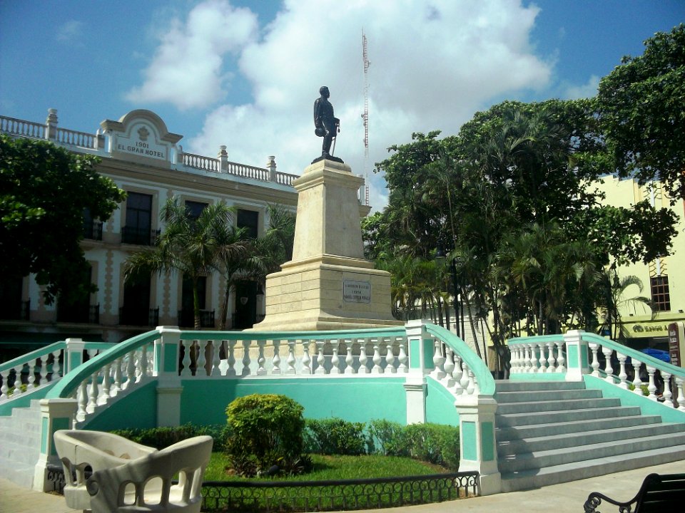 Monumento a Manuel Cepeda Peraza, Mérida, Yucatán (01)