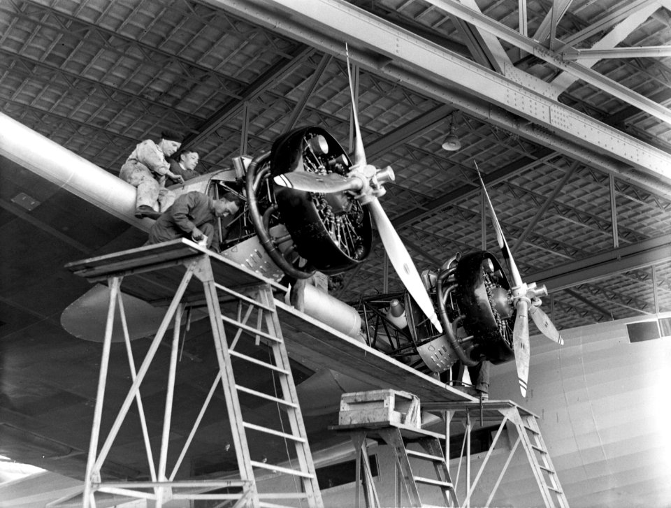 Monteurs werken aan de motoren van het vliegtuig Arend van Fokker in een hanga, Bestanddeelnr 190-0074