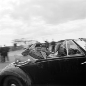 Montgomery zwaait vanuit een auto naar het publiek. Rechts voor burgemeester Fei, Bestanddeelnr 900-7462