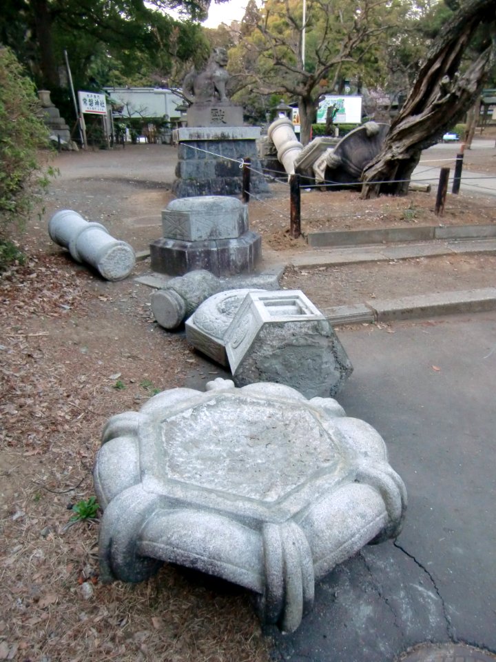 Monuments fell down by 2011 Tōhoku Earthquake in Tokiwa-shrine