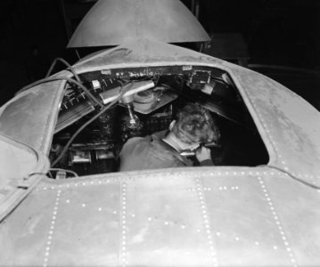 Monteur bezig in de cockpit, Bestanddeelnr 901-4169