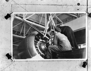 Monteur bezig met een turbine van een vliegtuigmotor, Bestanddeelnr 903-2180