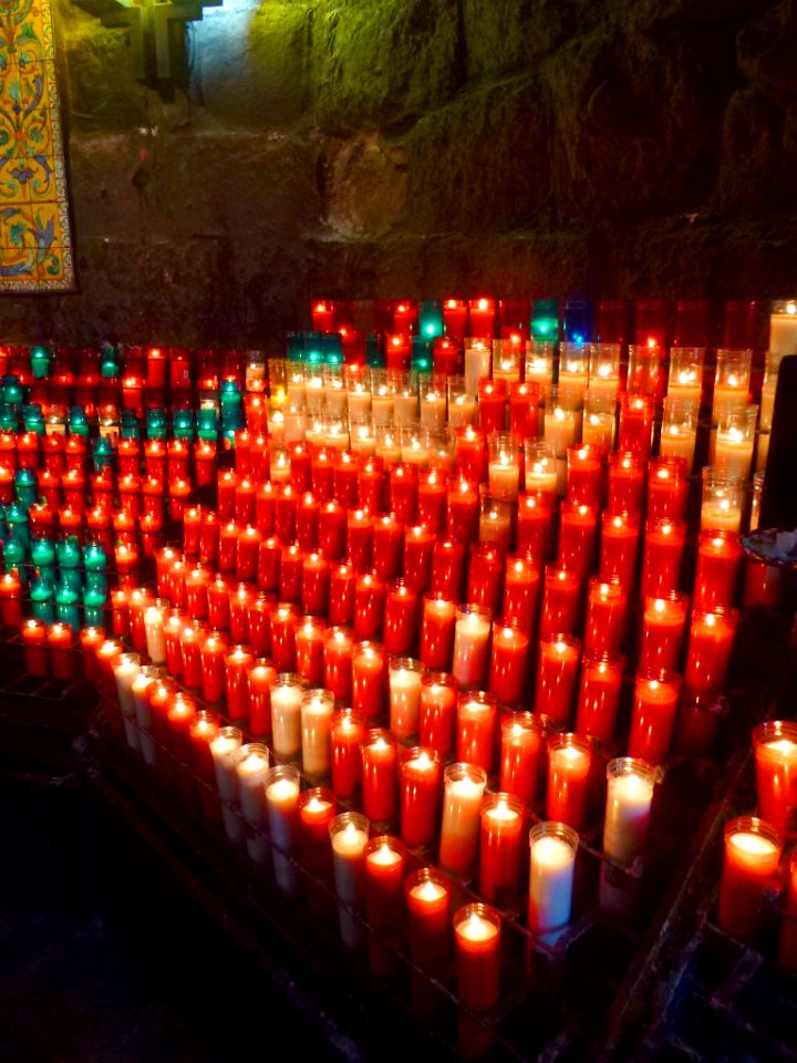 Montserrat - Velas votivas en el Camí de l'Ave Maria 5