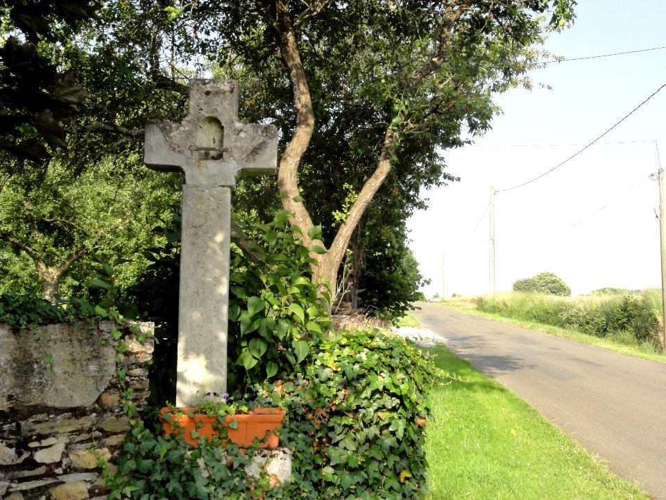 Montreuil-le-Chétif (Sarthe) croix B à Bure