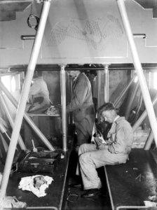 Monteurs bezig aan het Interieur van het vliegtuig Arend van Fokker, Bestanddeelnr 190-0082