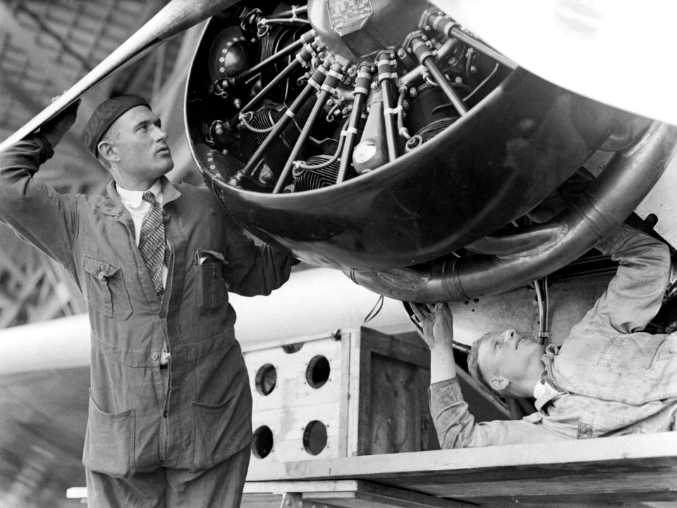 Monteur bij een propeller van de Arend van Fokker in de hangar, Bestanddeelnr 190-0086