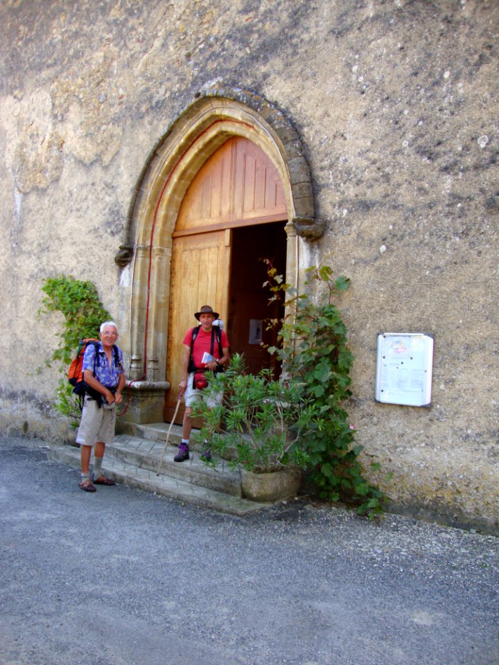 Montesquiou (Gers) pelerins devant l'eglise