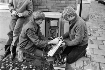 Monteurs bezig met het herstel van de tv-kastjes, Bestanddeelnr 932-3753