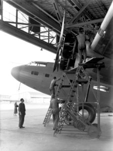 Monteurs werken aan de motoren van het vliegtuig Arend van Fokker in een hanga, Bestanddeelnr 190-0071