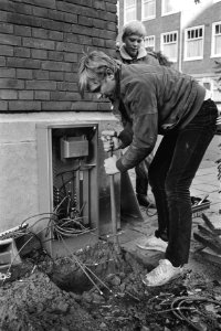 Monteur bezig met het herstel van de tv-kastjes, Bestanddeelnr 932-3752
