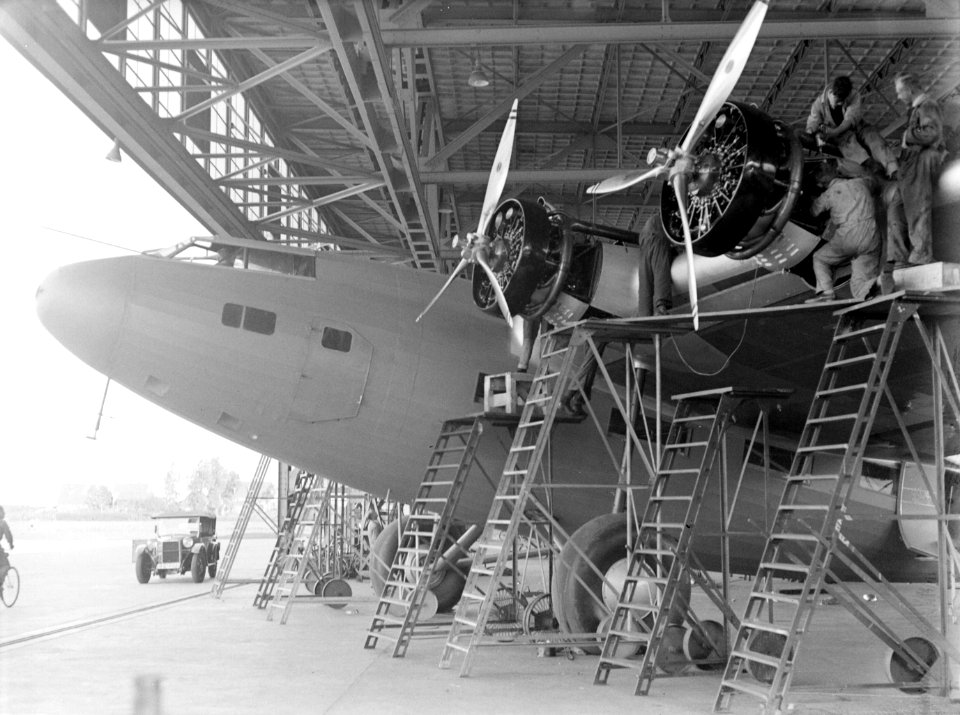 Monteurs werken aan de motoren van het vliegtuig Arend van Fokker in een hanga, Bestanddeelnr 190-0070