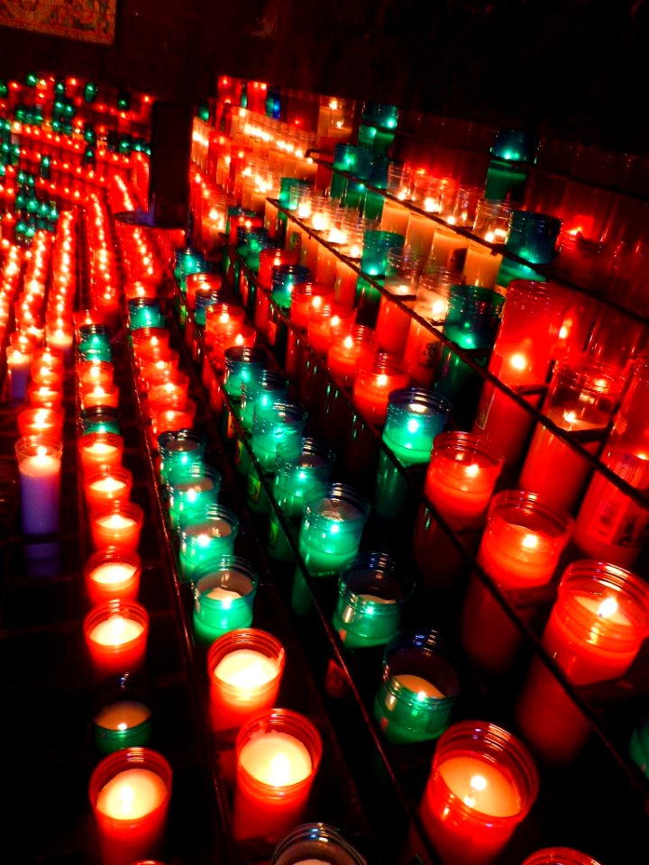 Montserrat - Velas votivas en el Camí de l'Ave Maria 1
