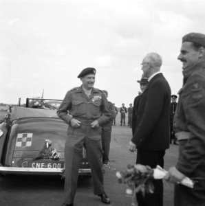 Montgomery in gesprek met burgemeester Feike de Boer, Bestanddeelnr 900-7463