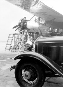 Monteurs werken aan een motor van een Fokker F.XX Zilvermeeuw van de KLM, Bestanddeelnr 190-0090