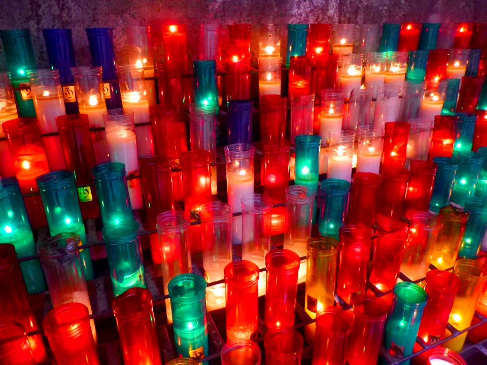 Montserrat - Velas votivas en el Camí de l'Ave Maria 4