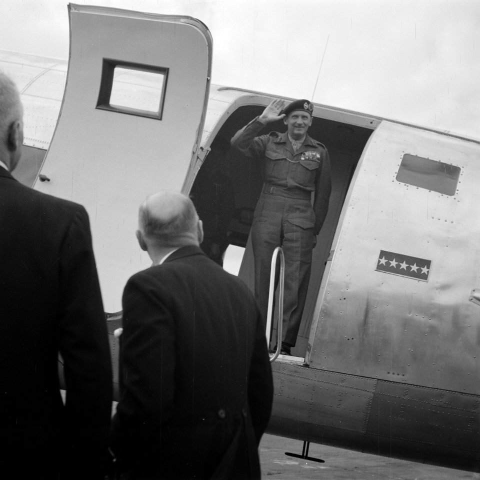 Montgomery zwaait vanuit de deur van het vliegtuig waarmee hij in Nederland gela, Bestanddeelnr 900-7464