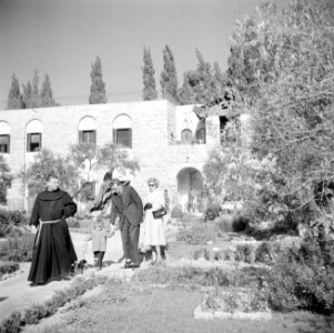 Monnik en gelovigen in de hof van Gethsemane, Bestanddeelnr 255-5280