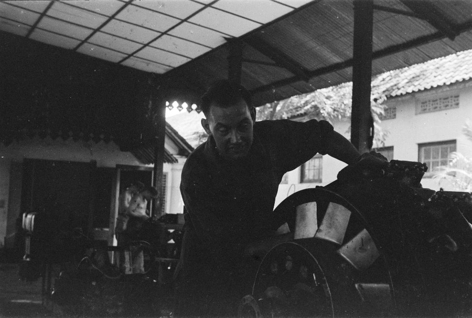 Monteur bij een vliegtuigmotor, Bestanddeelnr 195-4-6