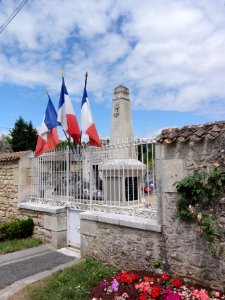 Montreuil-Bonnin (Vienne) monument aux morts