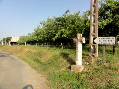 Montreuil-le-Chétif (Sarthe) croix A à Bure