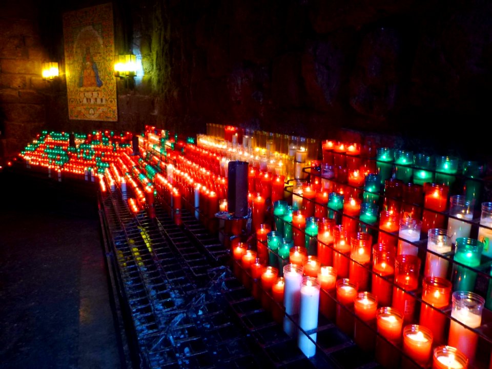 Montserrat - Velas votivas en el Camí de l'Ave Maria 2